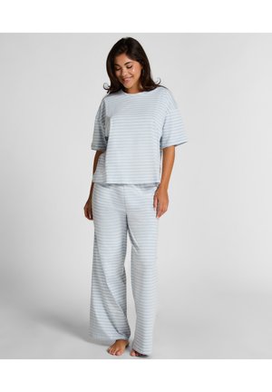 Ensemble de vêtements d'intérieur à deux pièces, rayé et bleu clair, comprenant un haut à manches courtes ample et un pantalon large, fabriqué en tissu doux.