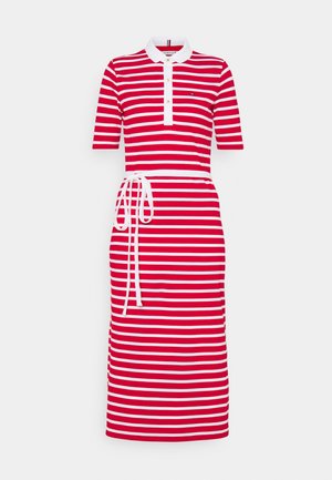 Robe polo rayée rouge et blanche avec manches courtes, col, patte de boutonnage et détail de taille nouée, fabriquée en coton doux.