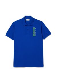Polo bleu en coton, avec une patte de boutonnage à trois boutons et un logo crocodile vert sur le côté gauche.