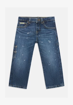 Niebieskie dżinsy z denimu z detalami w postaci plam farby, przednimi kieszeniami, zapięciem na guziki oraz małą boczną kieszenią na lewej nodze.