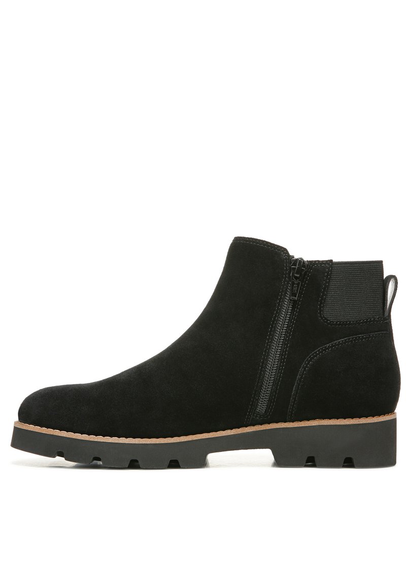 Schwarze Wildleder-Ankle-Boots mit strukturiertem Obermaterial, seitlichem Reißverschluss und Gummisohle mit Profildesign. Akzentuiert mit einer braunen Gummisohle.