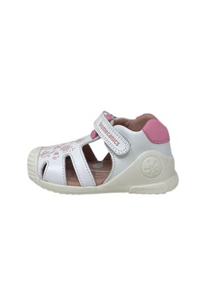 Sandalo per bambino piccolo bianco e rosa con punta chiusa, ritagli laterali, cinturino in Velcro, design floreale sulla parte anteriore e marchio "Biomecanics" sul cinturino e sulla suola.