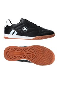 Scarpe sportive nere realizzate in pelle sintetica, con accenti bianchi e una suola in gomma con un motivo testurizzato per una migliore presa.