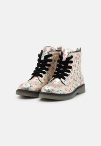 Bottines métalliques dorées avec des motifs floraux en rose, bleu et jaune. Dotées de lacets noirs et d'une semelle en caoutchouc. Texture lisse.