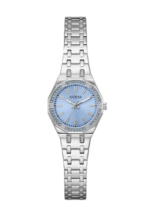 Montre-bracelet Guess en métal argenté avec un cadran bleu, des chiffres romains argentés et des accents en cristal autour de la lunette et sur les maillons du bracelet.