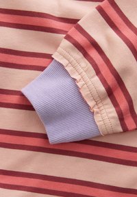 Gestreept shirt met lange mouwen van zachte stof, met roze en mauve horizontale strepen en lavendelkleurige geribbelde boorden met een gerimpelde rand.