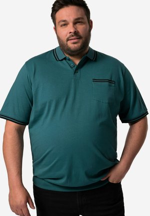 Tyrkysové polo tričko vyrobené z měkkého materiálu, s dvouknoflíkovým zapínáním, límcem se černobílými pruhy a náprsní kapsou.