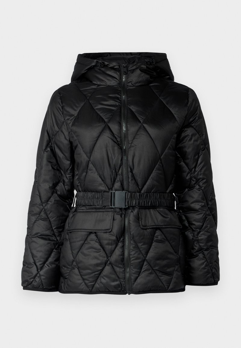 Chaqueta de abrigo acolchada negra con capucha, cierre de cremallera, cinturón elástico y dos bolsillos frontales. Tejido suave y brillante con un patrón de diamantes.