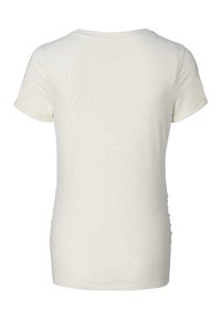 Camiseta de algodón en color blanco roto con textura moteada; cuenta con mangas cortas, escote redondo y ligero fruncido en los costados.