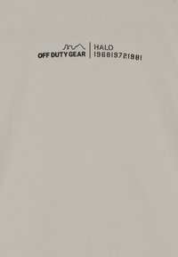 Beżowa koszulka bawełniana z czarnym nadrukiem graficznym i napisem "OFF DUTY GEAR" oraz "HALO 196819721981" z przodu, minimalistyczny design.
