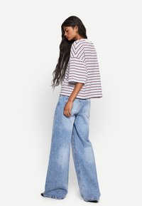 Bershka WIDE-LEG - Leveälahkeiset - light-blue denim