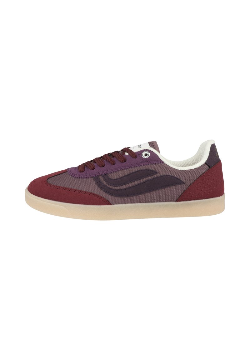 Sneaker con una toma superiore in tessuto color bordeaux e viola, dotato di un colletto color crema, accenti testurizzati e una suola in gomma traslucida.