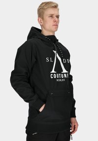 Felpa nera con cappuccio, tasca frontale, coulisse al cappuccio e grande logo bianco che legge "SLD" e "COUTURE MCMLXV". Tessuto texturizzato, design sportivo.