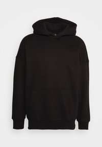 Sudadera con capucha negra hecha de una tela con una textura suave. Cuenta con un amplio bolsillo frontal, puños anchos y una capucha clásica con cordón.