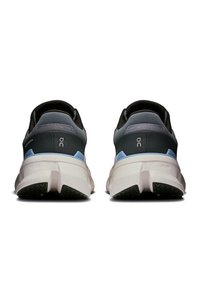 Herren Laufschuhe mit einem Obermaterial aus schwarzem und grauem Mesh, hellblauen Akzenten, einer dicken weißen Sohle und einer strukturierten schwarzen Gummisohle.