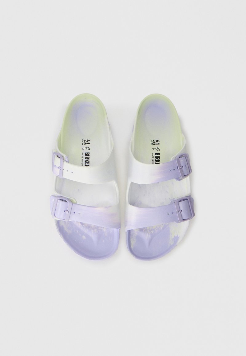 Transluzente Sandalen mit zwei verstellbaren Riemen, in einem Verlauf von Weiß zu Lila. Strukturierter Fußbett; leichtes Design. Größe 41.
