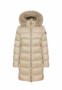 Beidzis puffer mētelis ar kapuci, kuram ir mākslīgās kažokādas apdare, rāvējslēdzēja aizdare un kviltēts raksts. Izgatavots no gludas, spīdīgas materiāla.