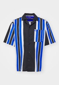 Korte mouwen overhemd met verticale zwarte, blauwe en witte strepen, een borstzak en een zwarte kraag.