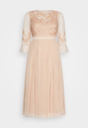 Abito rosa pallido con corpetto ricamato trasparente, lunghe maniche a campana e una gonna fluida e pieghettata. Presenti motivi floreali decorativi e paillettes.