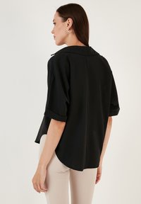 LELA LOOSE FIT - Camicetta - black