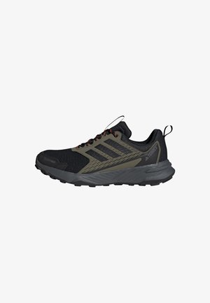 Schwarzer und grauer Sportschuh mit einem Obermaterial aus Mesh, verstärkter Zehenkappe, orangefarbigen Akzenten an den Schnürsenkeln und strukturiertem Außensohlenprofil für Grip.