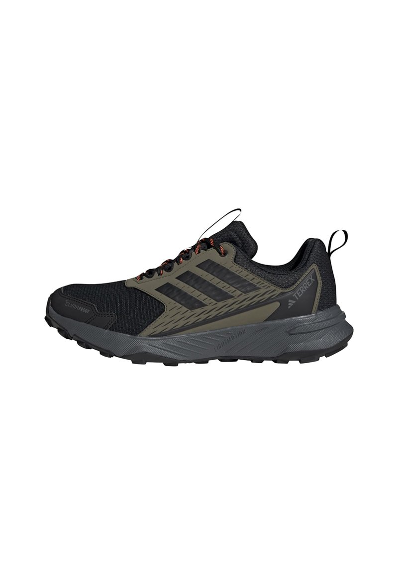 Schwarzer und grauer Sportschuh mit einem Obermaterial aus Mesh, verstärkter Zehenkappe, orangefarbigen Akzenten an den Schnürsenkeln und strukturiertem Außensohlenprofil für Grip.