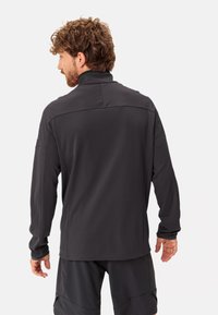 Heren grijze lange mouw pullover met hoge kraag, textuurstof en aansluitende mouwen, gezien vanaf de achterkant, gecombineerd met donkere shorts.