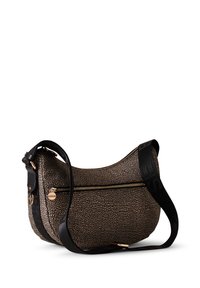 Borsa a spalla maculata marrone con forma curva, rifiniture nere, accessori dorati e tracolla staccabile con un logo audace.