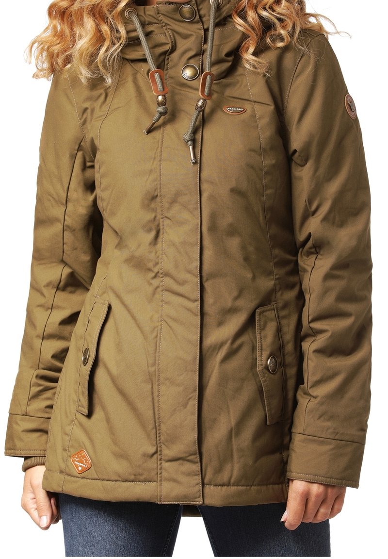 Parka kaki avec un col montant, des boutons sur le devant et un cordon de serrage. Comprend deux poches latérales et un écusson logo sur la manche gauche.