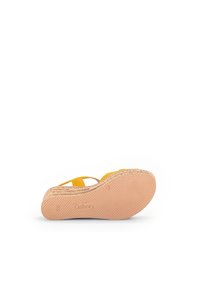 Geel suede sandaal met een gestructureerde, beige rubberen zool, voorzien van een gevlochten accent langs de zool en verstelbare banden voor een goede pasvorm.