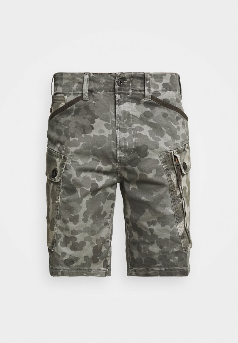 Shorts camouflage en tissu, présentant des nuances de gris et de vert, avec deux poches latérales et des coutures détaillées.