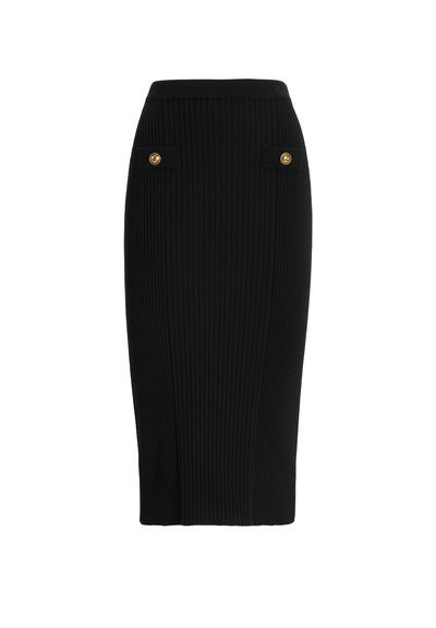 Gonna nera a costine, lunga fino al ginocchio, con due tasche frontali e bottoni dorati. Tessuto liscio e design attillato per un look elegante.