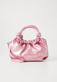 Borsa a mano metallica rosa con parte superiore arricciata, due manici intrecciati e una tracolla rimovibile, caratterizzata da una texture liscia e lucida.