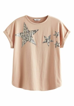 Lichtroze T-shirt met korte mouwen en vier zilveren sequentjes in de vorm van sterren op de voorkant, met opgerolde manchetten en een ronde halslijn.