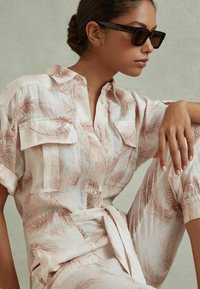 Reiss REGULAR FIT - KAIA TROPICAL PRINT BELTED - Buksedragter - blush
