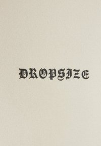 Material de culoare crem, cu cuvântul "DROPSIZE" scris cu litere negre îngroșate, stil gotic, poziționat central pe o suprafață texturată.