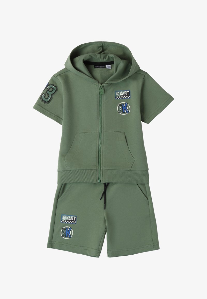 Haut à capuche zippé en coton vert et shorts assortis, avec poches, patch "3" et graphiques "GO KART". Texture douce, design athlétique décontracté.