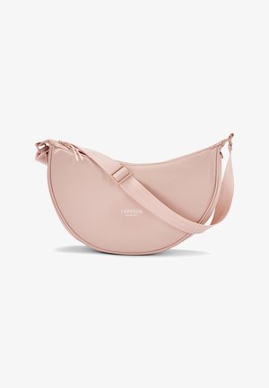 Sac à bandoulière en similicuir rose avec une forme incurvée, une sangle réglable et une fermeture éclair. Présente un logo de la marque embossé sur le devant.