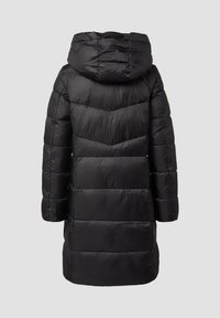 Manteau doudoune noir avec capuche, présentant un design matelassé, des manches longues et une taille légèrement cintrée, s'étendant jusqu'au mi-cuisse.