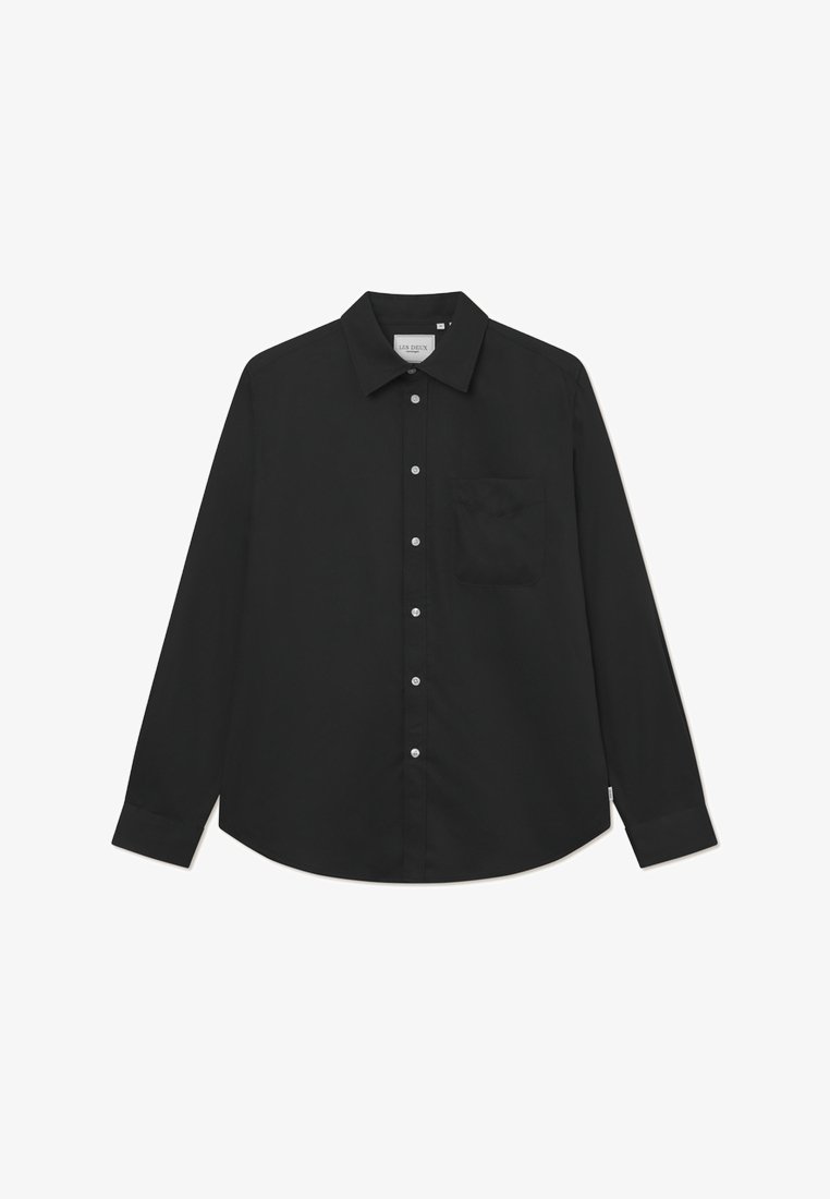 Schwarzes Langarmshirt aus glattem Stoff, mit durchgehender Knopfleiste, Kragen und einer Brusttasche. Dezente Nähte an den Manschetten.