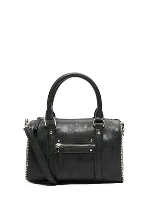 Sac à main en cuir noir avec deux poignées, poche avant zippée et clous décoratifs argentés sur les côtés et les bords.