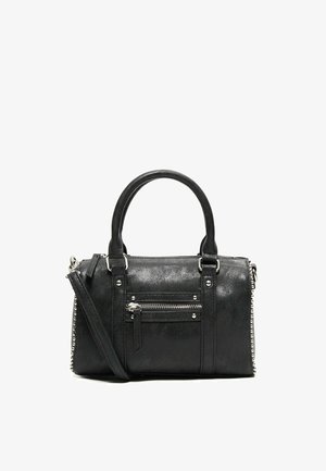 Sac à main en cuir noir avec deux poignées, poche avant zippée et clous décoratifs argentés sur les côtés et les bords.