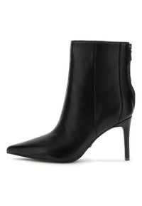 Mustad nahast pahkluu saapad, millel on terav varvas, peen kõrge konts ja külgvahe. Sile tekstuur minimaalse õmbluste detailidega.