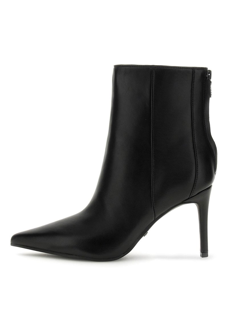 Mustad nahast pahkluu saapad, millel on terav varvas, peen kõrge konts ja külgvahe. Sile tekstuur minimaalse õmbluste detailidega.