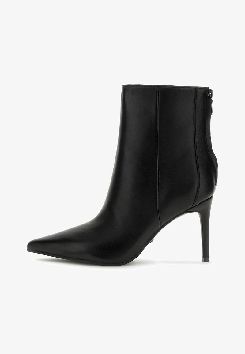 Mustad nahast pahkluu saapad, millel on terav varvas, peen kõrge konts ja külgvahe. Sile tekstuur minimaalse õmbluste detailidega.