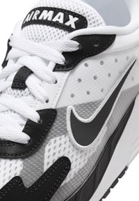 Nike Sportswear AIR MAX SOLO - Treniņu apavi - white pure/platinum black