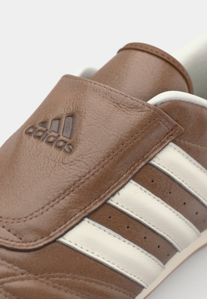 adidas Originals TAEKWONDO - Zapatos sin cordones - preloved brown/off white