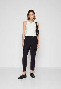 Tommy Hilfiger BUTTON STRAIGHT - Auduma bikses - desert sky