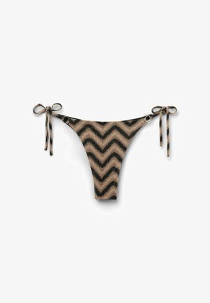 Brązowo-czarny dół bikini w zygzakowaty wzór z regulowanymi wiązaniami po bokach i metalowymi pierścieniami na białym tle.