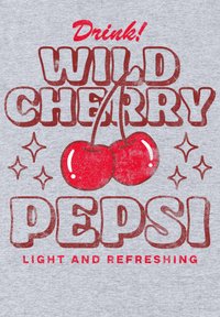 Testo in stile retro che promuove la Wild Cherry Pepsi con due ciliegie rosse brillanti e brillocchi su uno sfondo grigio chiaro.
